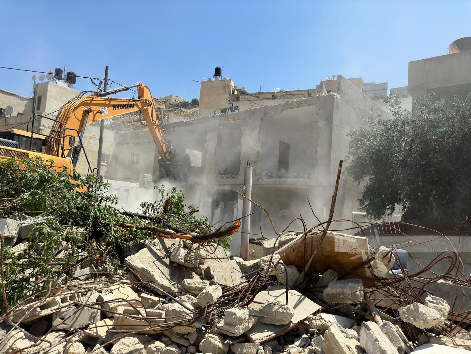 L’occupation oblige un citoyen à démolir son magasin à Silwan 