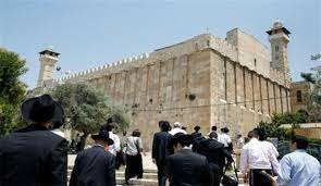 Les colons prennent d'assaut la mosquée Ibrahimi et allument des chandeliers à l'intérieur