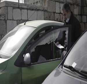 Des colons brisent les vitres de plusieurs véhicules à Sheikh Jarrah