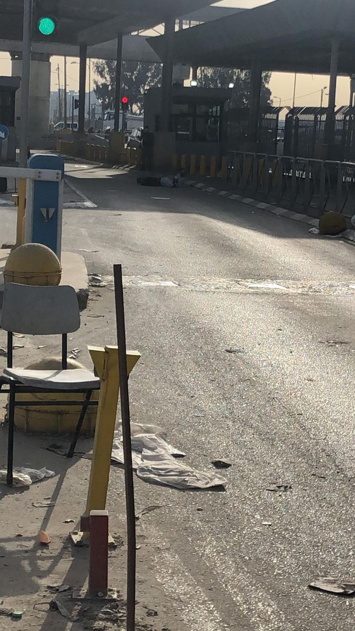 Les forces d’occupation israéliennes blessent un Palestinien sur le barrage militaire Qalandiya
