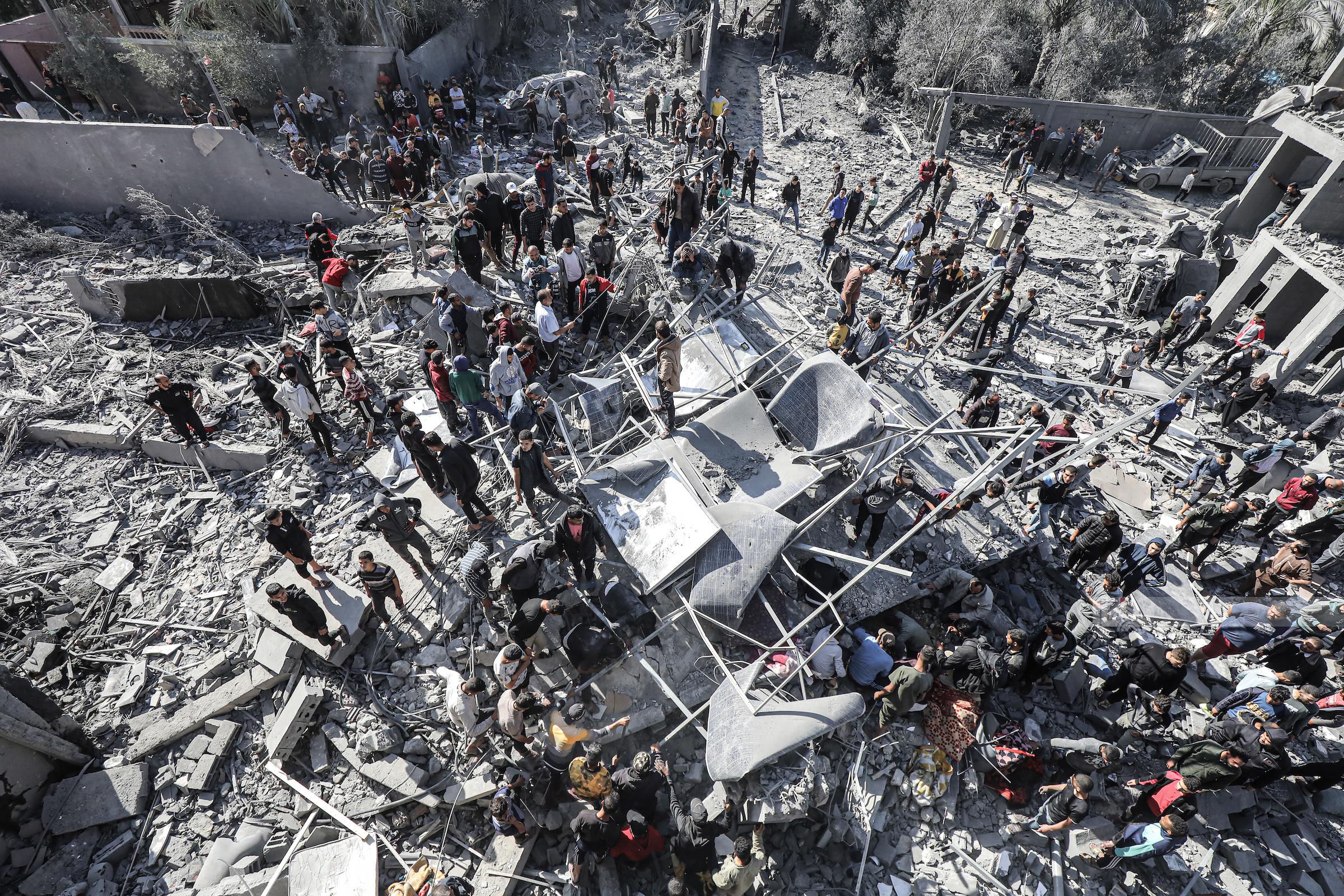 Des martyrs et blessés dans le bombardement de Deir al-Balah par l'occupation