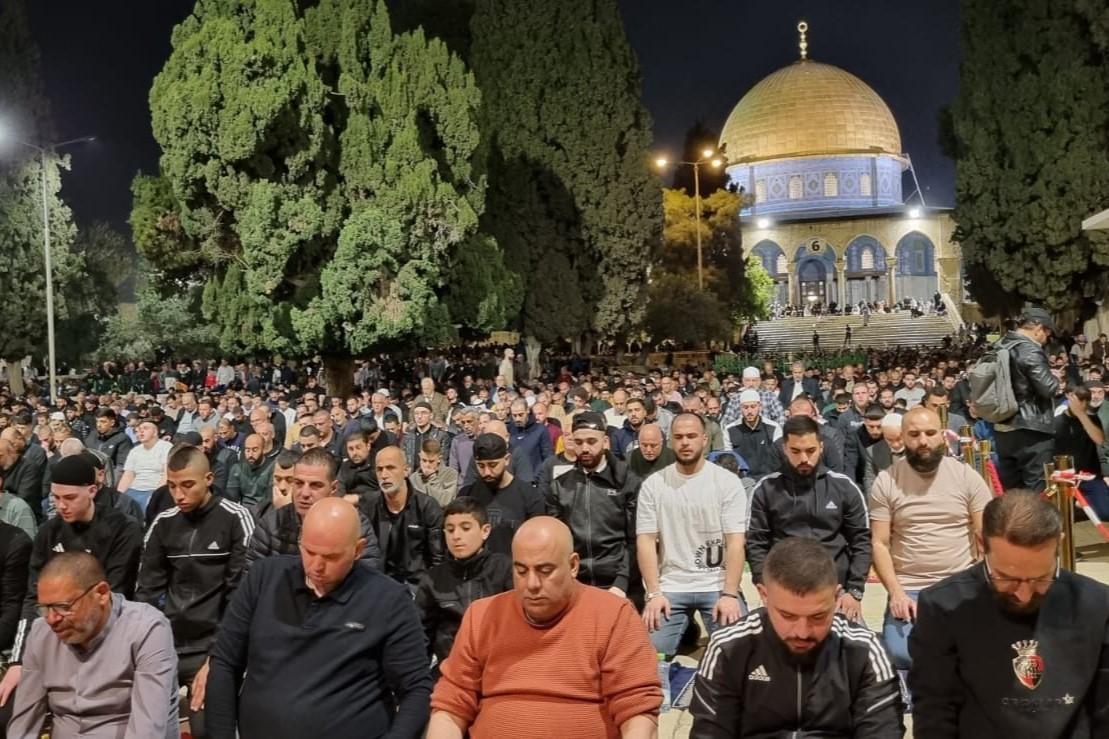 70 000 personnes effectuent les prières du soir et de Tarawih à la mosquée Al-Aqsa