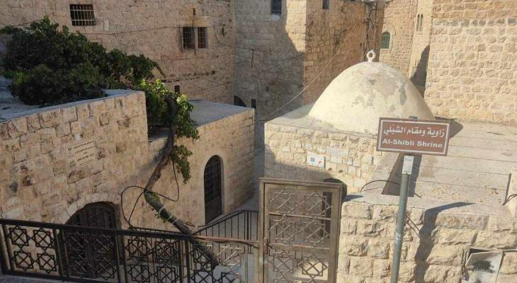 L’occupation attaque une mosquée dans la vieille ville à Hébron 