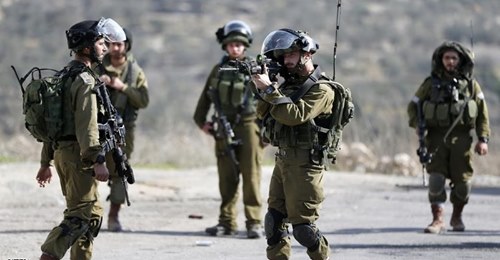 Deux jeunes blessés par balles réelles des forces d'occupation au nord-ouest de Jérusalem