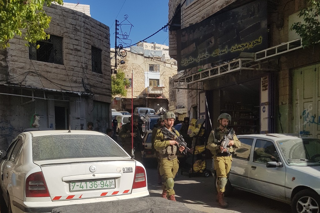 Les forces d’occupation israéliennes prennent d’assaut la rue de Shalala au centre d’Hébron