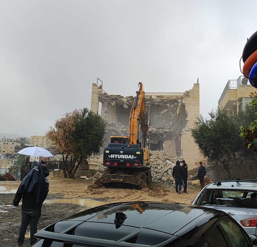 L'armée israélienne démolit une maison et une installation commerciale près de Ramallah