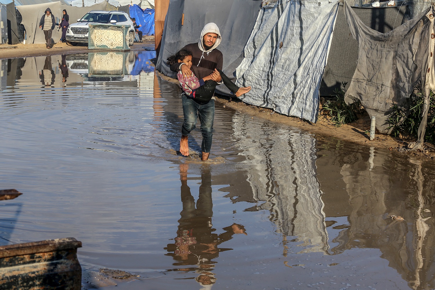 Les déplacés de Gaza accueillent l'année 2025 sous des tentes submergées et des enfants gelés du froid