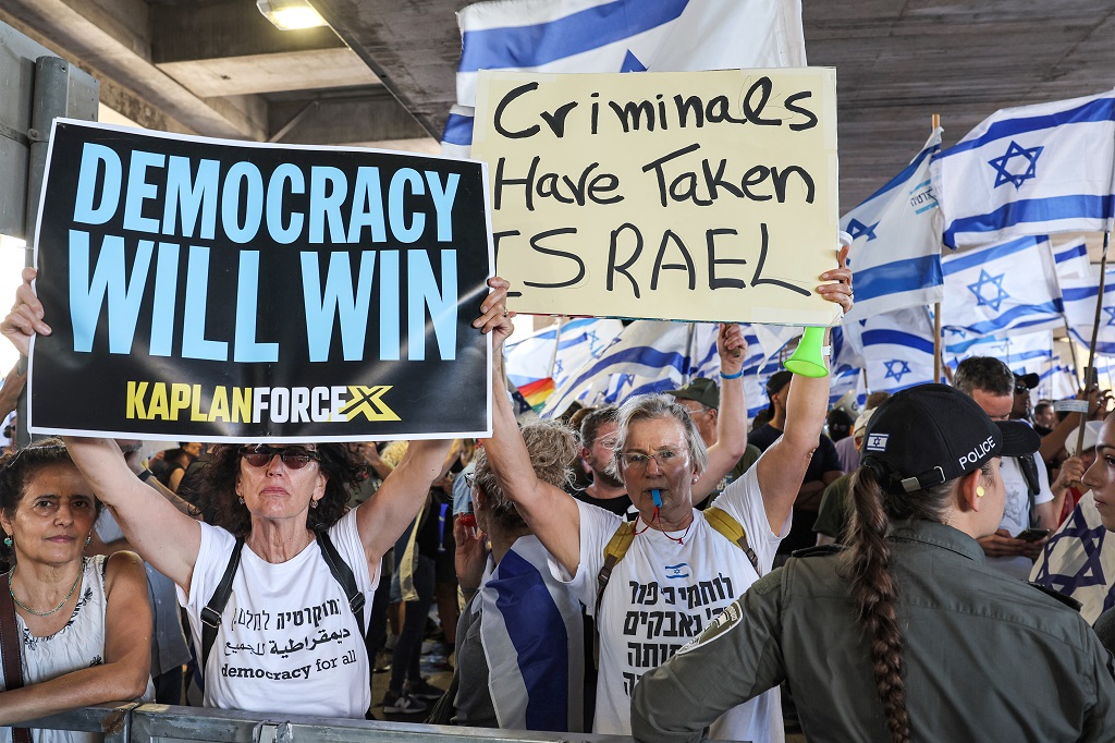 Les Israéliens intensifient leurs protestations contre le gouvernement Netanyahu et la police arrête 45 manifestants