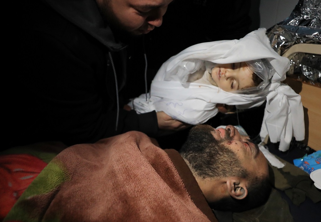 Cinq martyrs et plusieurs blessés dans un bombardement d'occupation d'une maison à Deir al-Balah