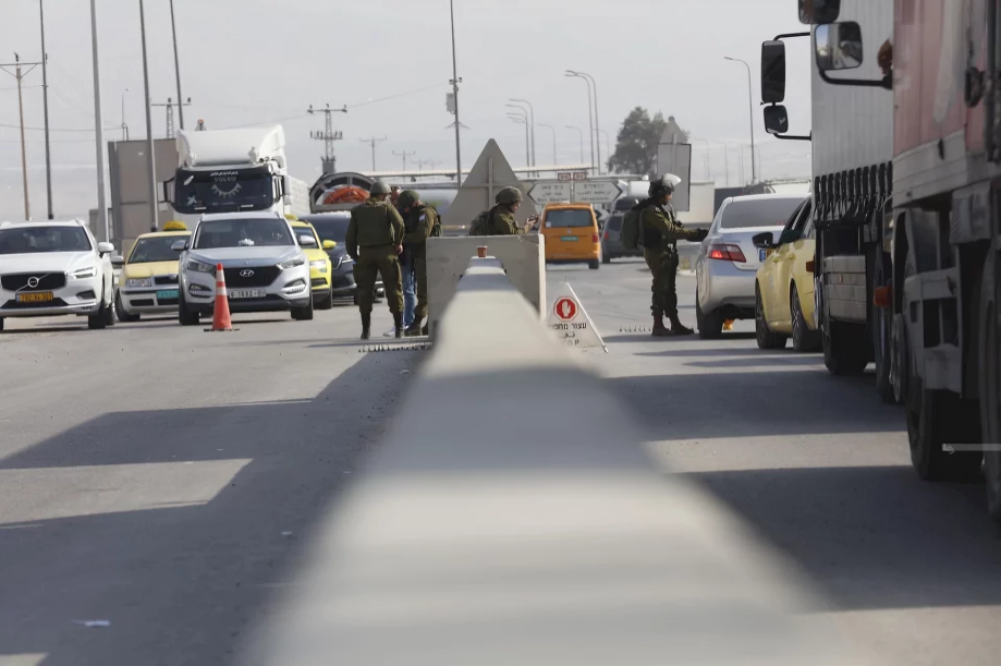 L'armée israélienne continue de fermer et de renforcer ses mesures sur des barrages militaires à Tubas