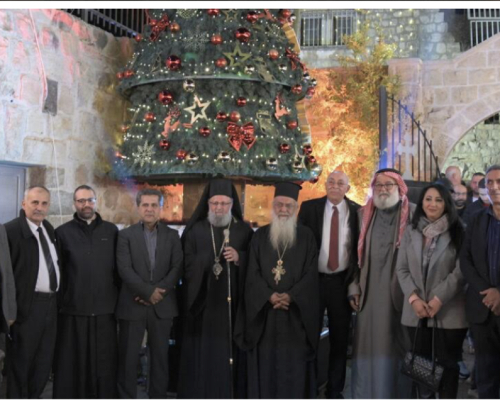 Représentant du Président palestinien, Khoury participe à l'éclairage du sapin de Noël à Jérusalem occupée 