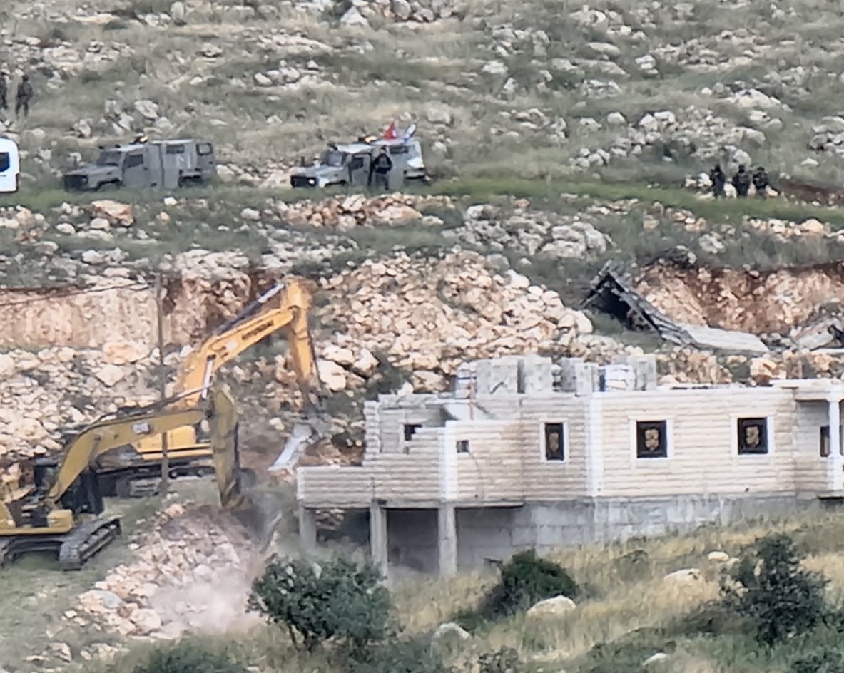 Les forces d'occupation commencent à démolir deux maisons dans le village d'Al-Rihiya, au sud d'Hébron