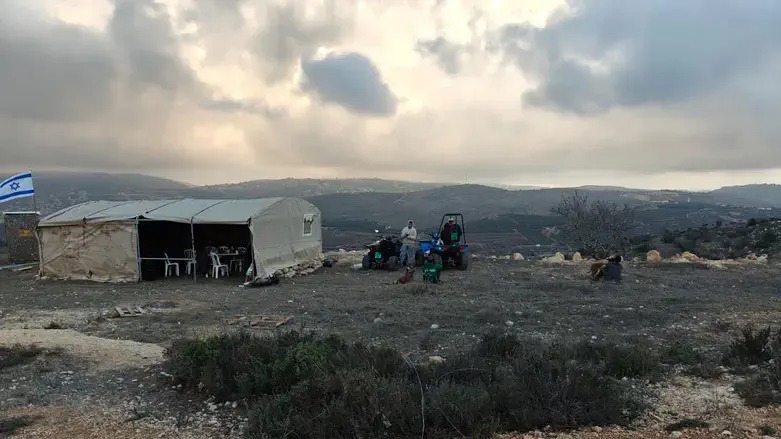 Des colons israéliens établissent un nouveau poste pastoral près d'une colonie illégale au nord-est de Ramallah