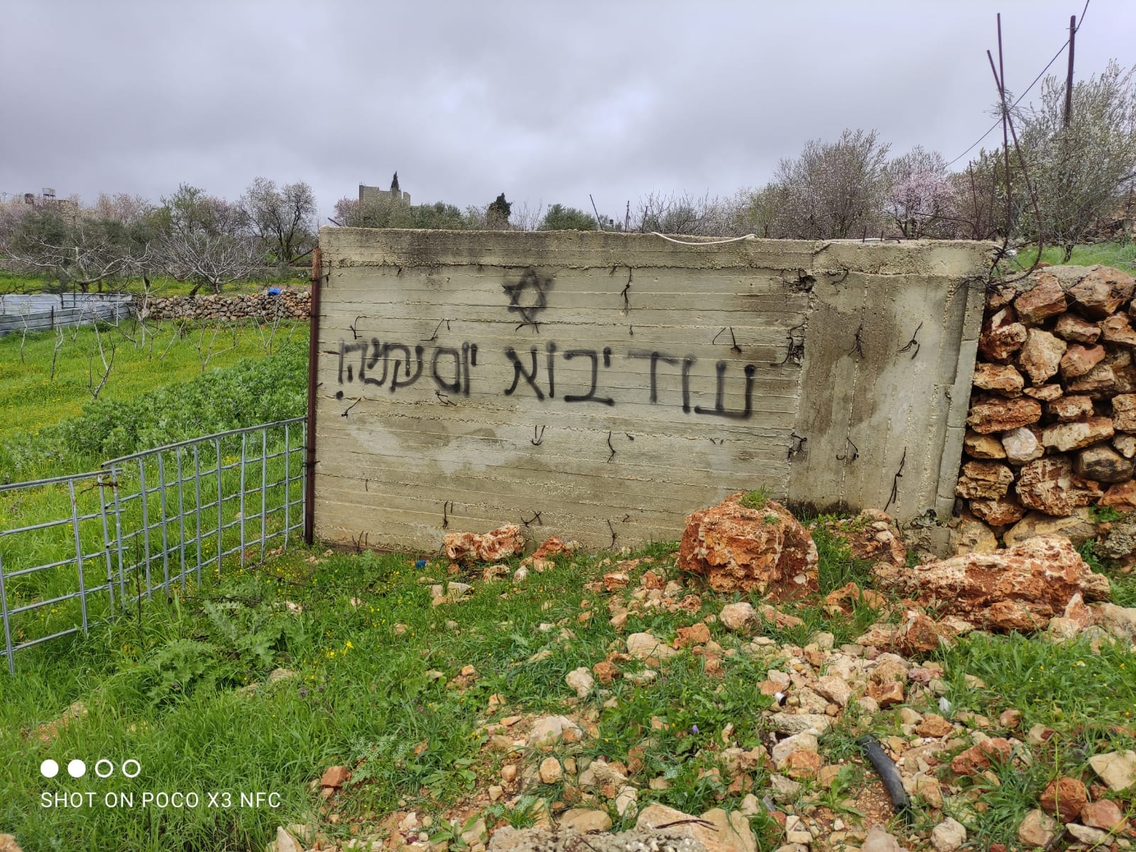 Des colons crèvent les pneus des véhicules palestiniens au sud de Naplouse