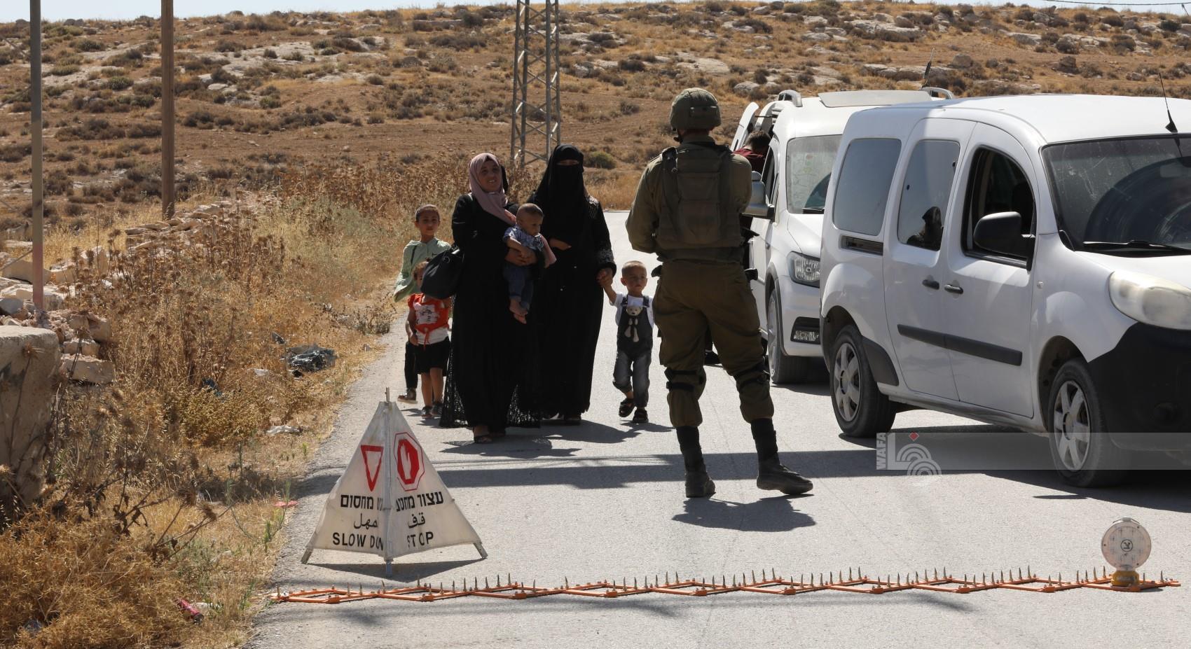 Les forces d’occupation détiennent une famille palestinienne et détruisent  une station de lavage