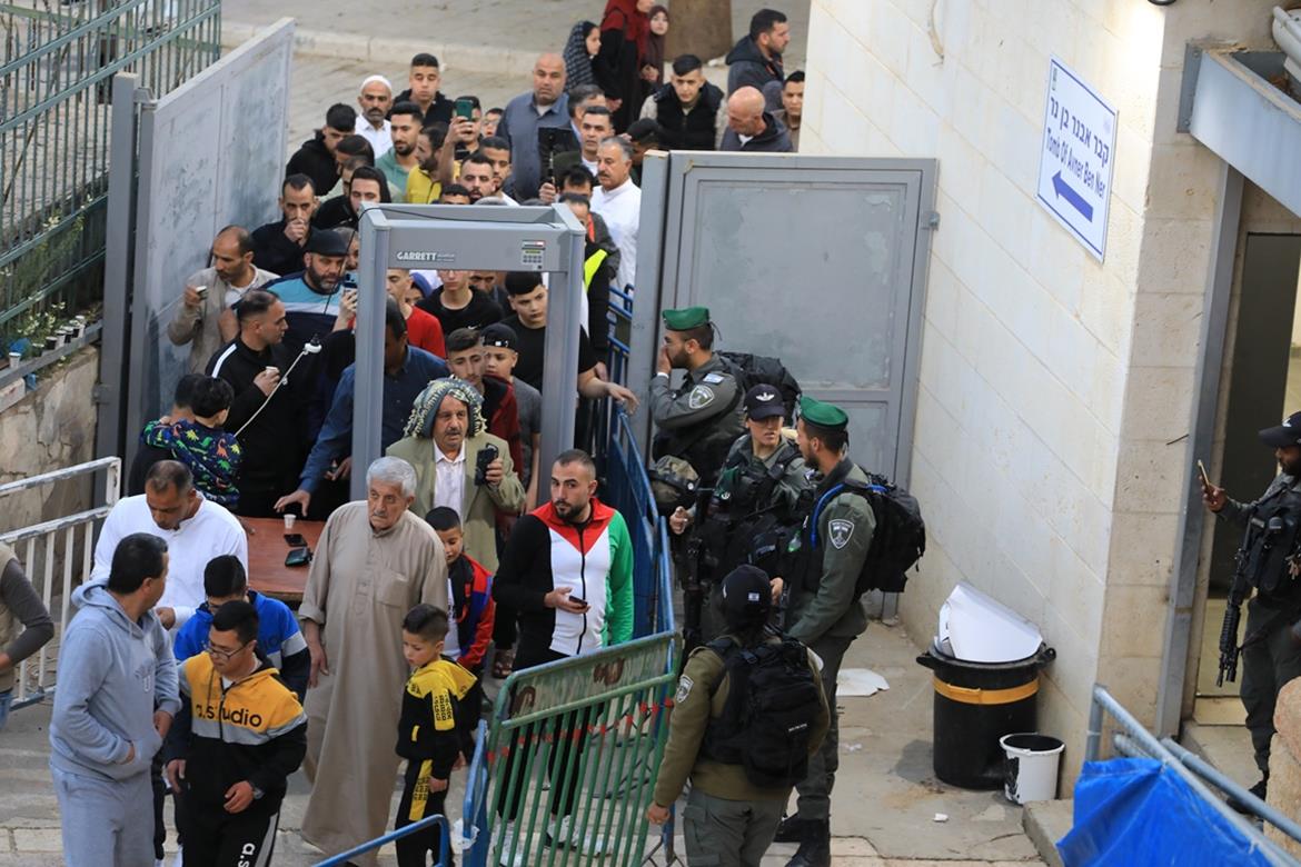 L'occupation arrête un ex-prisonnier et empêche des journalistes de couvrir le sermon de l'Aïd à la mosquée Ibrahimi