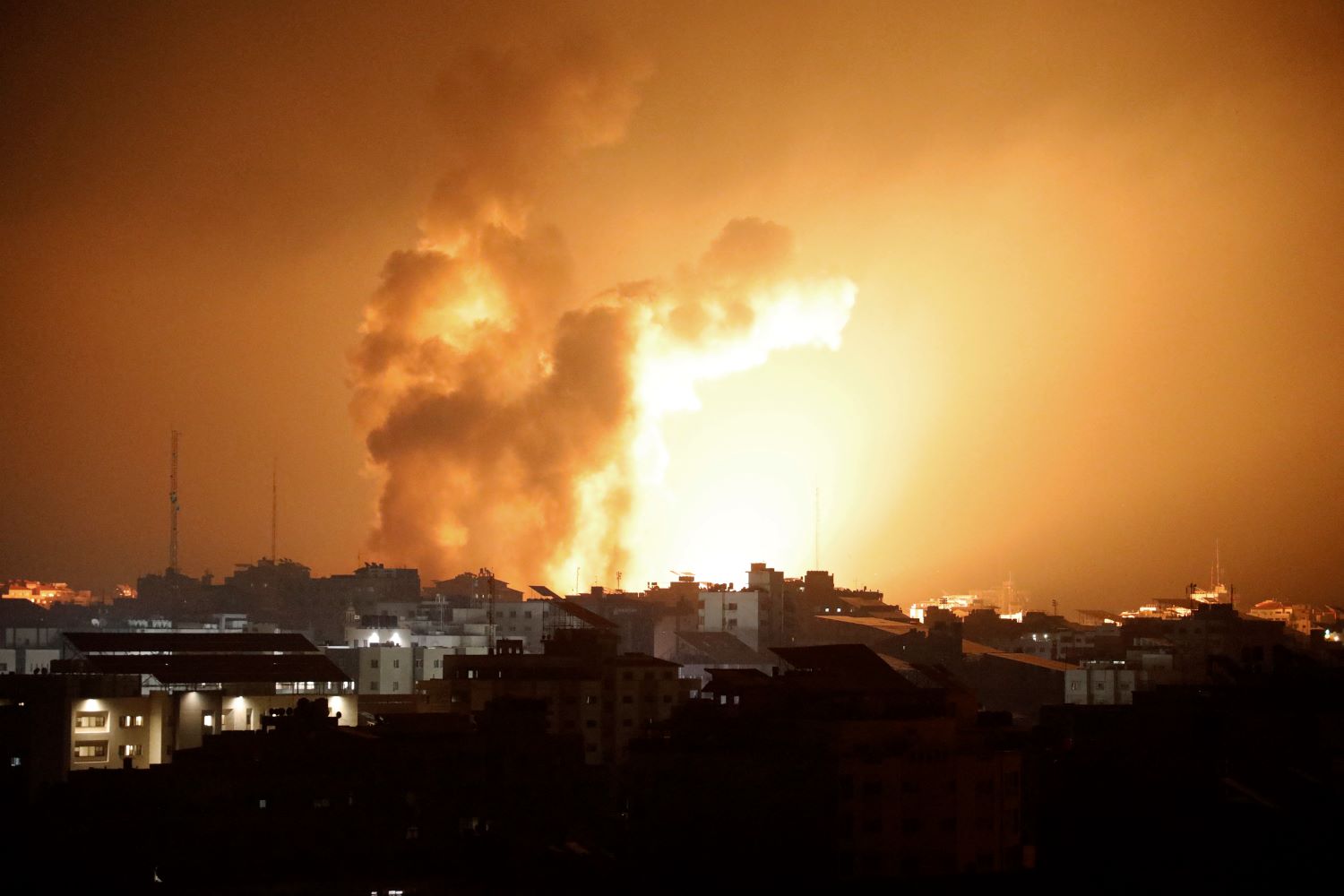 Gaza : l’occupation bombarde une mosquée, un centre culturel et des maisons 