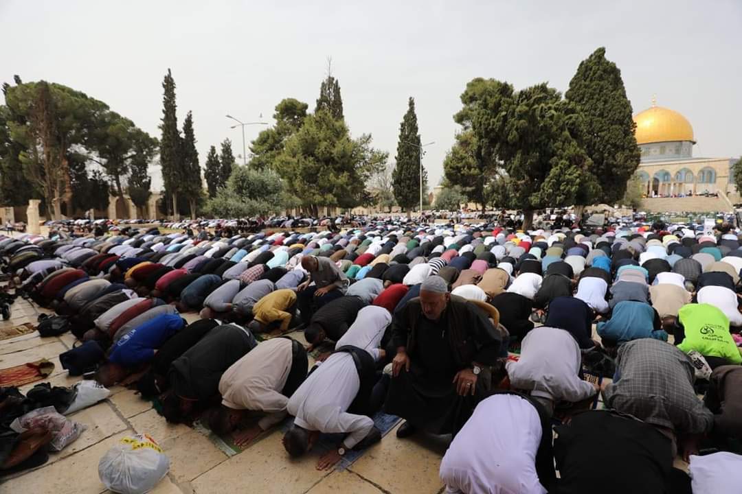 Malgré les restrictions israéliennes, des milliers de Palestiniens prient à la mosquée Al-Aqsa le premier vendredi du Ramadan