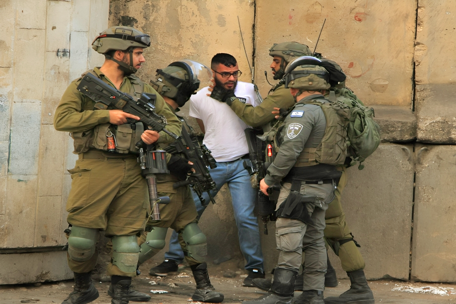 Les soldats d'occupation agressent des frères et arrêtent l'un d'eux à Hébron