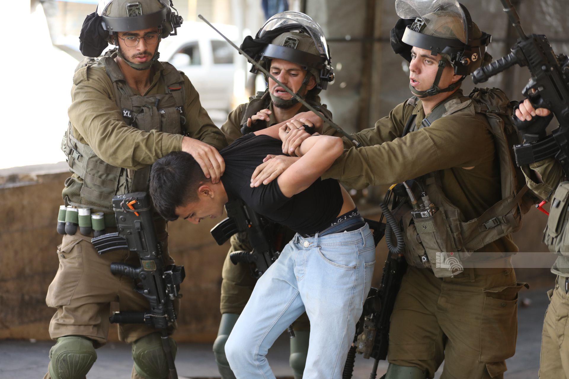 L’armée israélienne capture 13 civils Palestiniens dont un blessé en Cisjordanie 