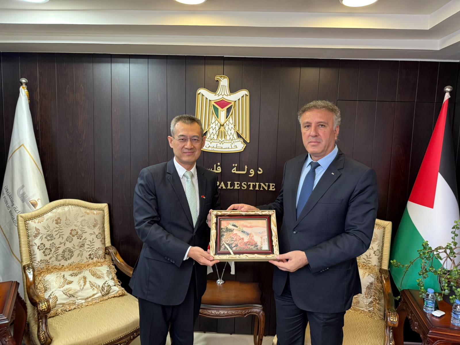 Le ministre Assaf reçoit l’ambassadeur de Chine et discute avec lui des moyens de renforcer la coopération médiatique