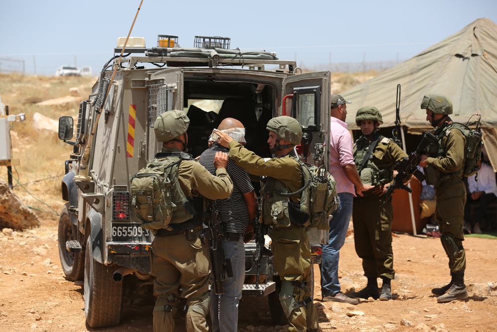 Les forces d’occupation appréhendent un citoyen au sud de la Cisjordanie occupée