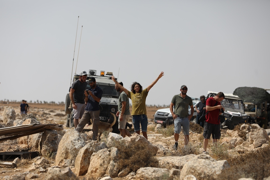 Des colons Israéliens font paître leurs moutons entre les habitations des Palestiniens à Jéricho