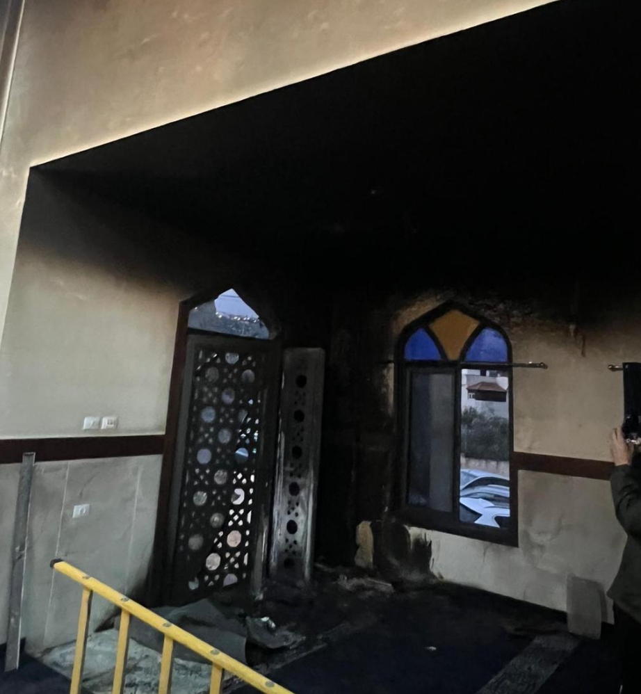 Des colons israéliens incendient une mosquée dans le village de Marda en Cisjordanie