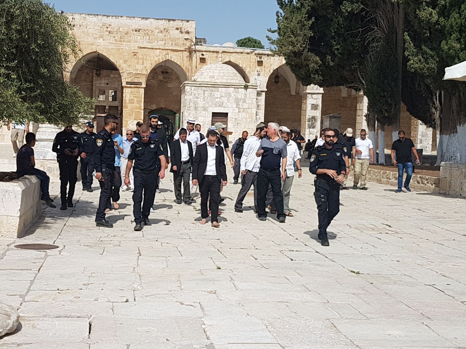 Jérusalem : des dizaines de colons profanent la Mosquée Al-Aqsa  