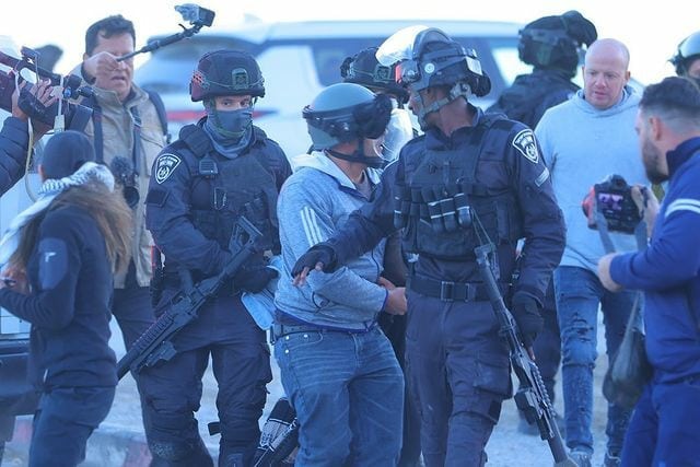 Les jeunes palestiniens sont brutalisés par l’occupation lors d’arrestation  