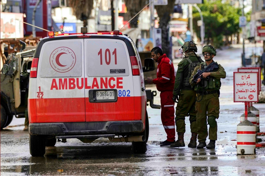 Les troupes israéliennes bloquent l'accès des ambulances dans un camp de réfugiés lors d’une incursion israélienne