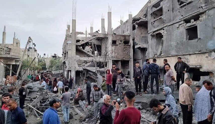 Des sauveteurs retrouvent le corps d'un Palestinien sous les décombres des frappes aériennes israéliennes à Gaza