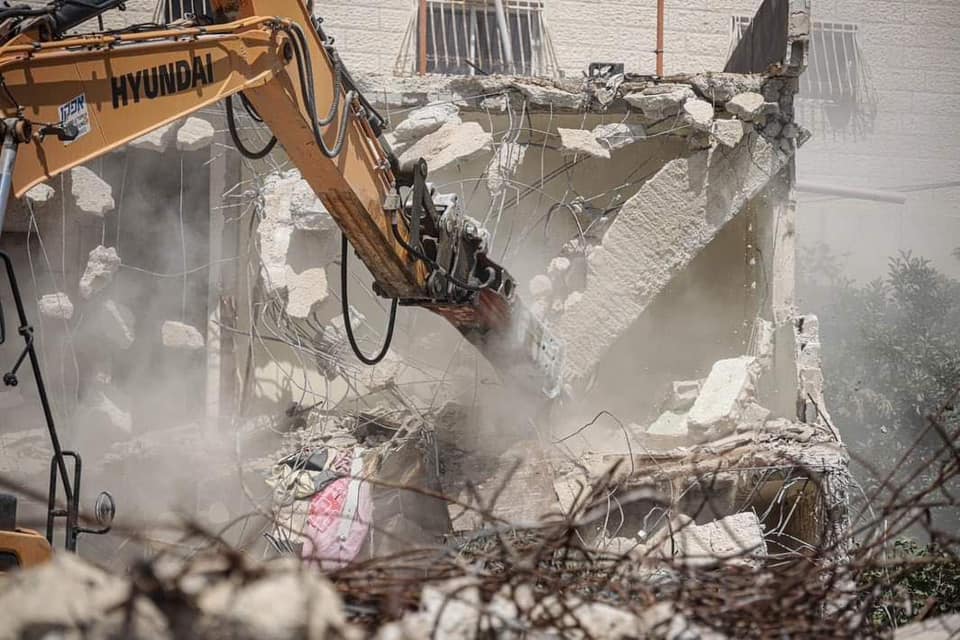 L'occupation démolit une station de lavage et notifie d’arrêter la construction d'un magasin  