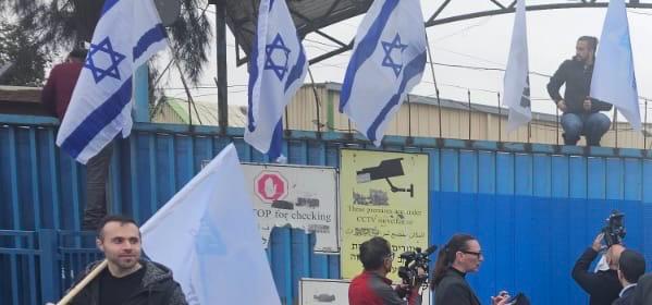 Des colons israéliens prennent d'assaut le bâtiment de l'UNRWA à Jérusalem