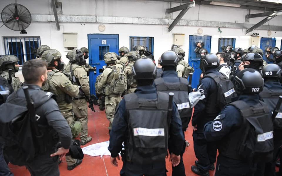 Les unités de répression envahissent des sections à la prison de 'Gilboa' 