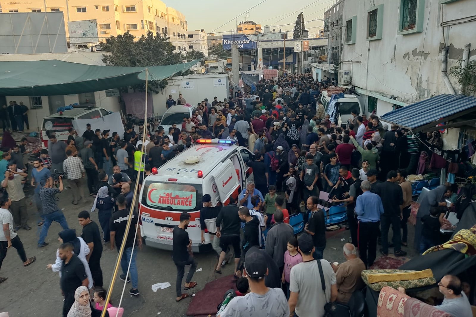 Nouveau massacre: Bombardement aérien israélien ciblant l'entrée du complexe médical d'Al-Shifa'a à Gaza