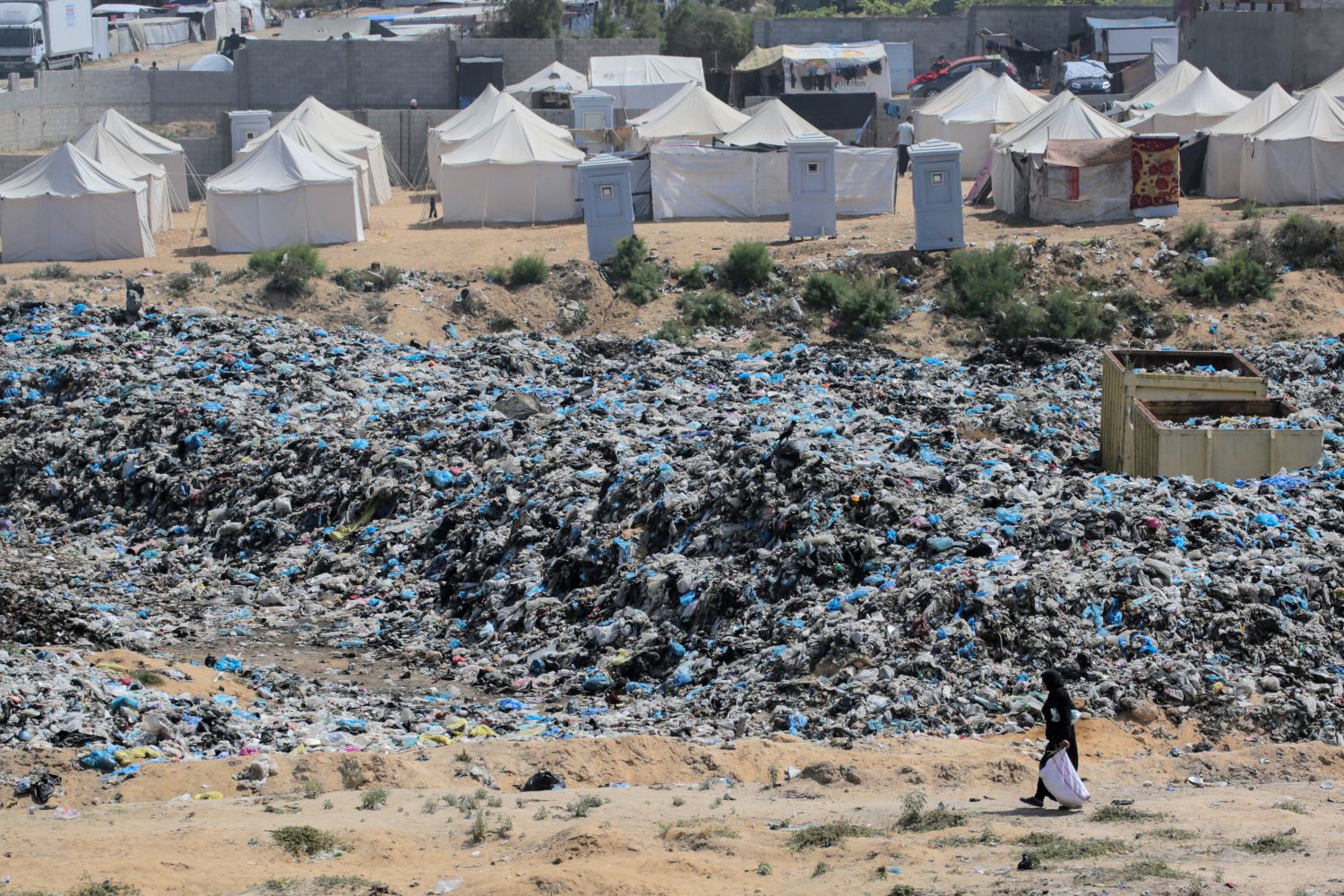 En raison du ciblage des infrastructures par l'occupation, les eaux usées menacent la vie des personnes déplacées à Gaza