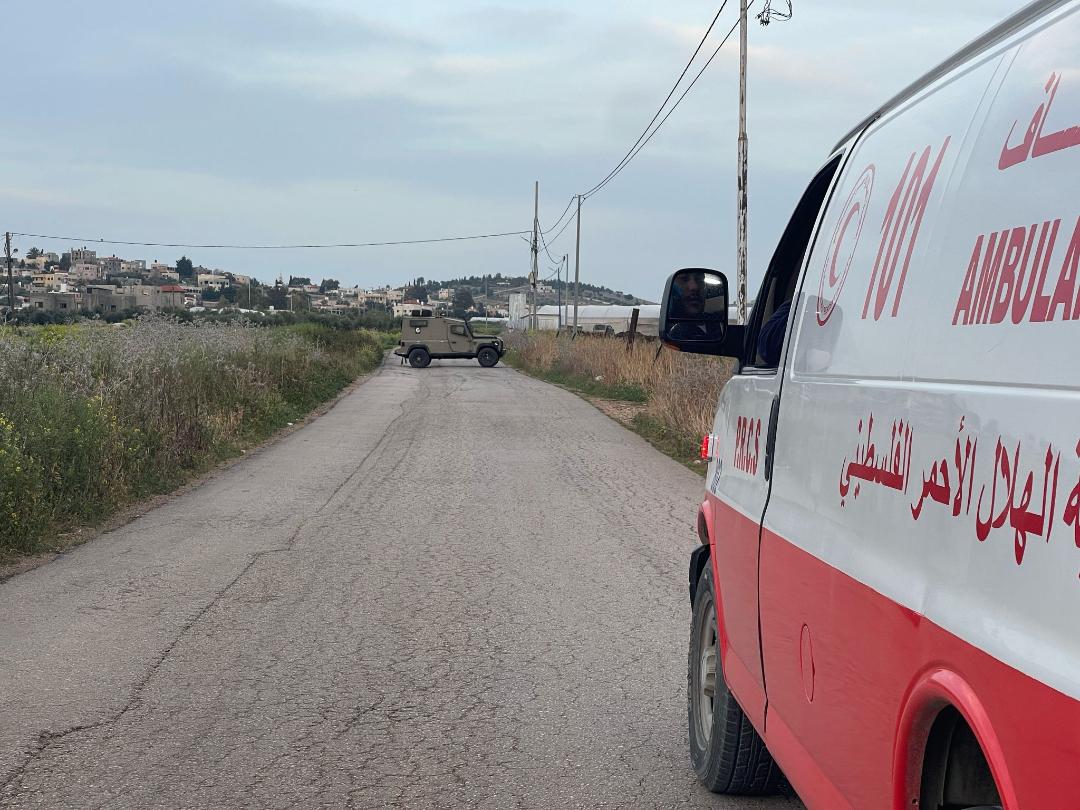 Les forces d'occupation tirent les balles sur un jeune homme, empêchent l’ambulance de le transporter près de Jénine