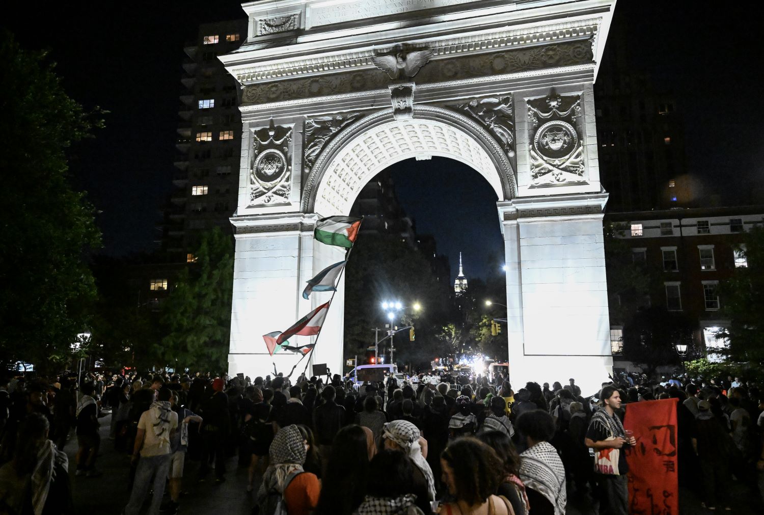 Les militants manifestent devant le bâtiment de la municipalité de New York pour dénoncer la guerre continue sur Gaza