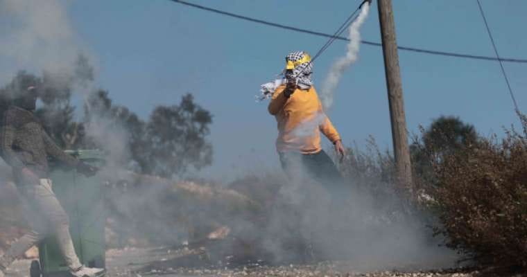 L’armée israélienne blesse deux Palestiniens par des bombes de gaz lacrymogène