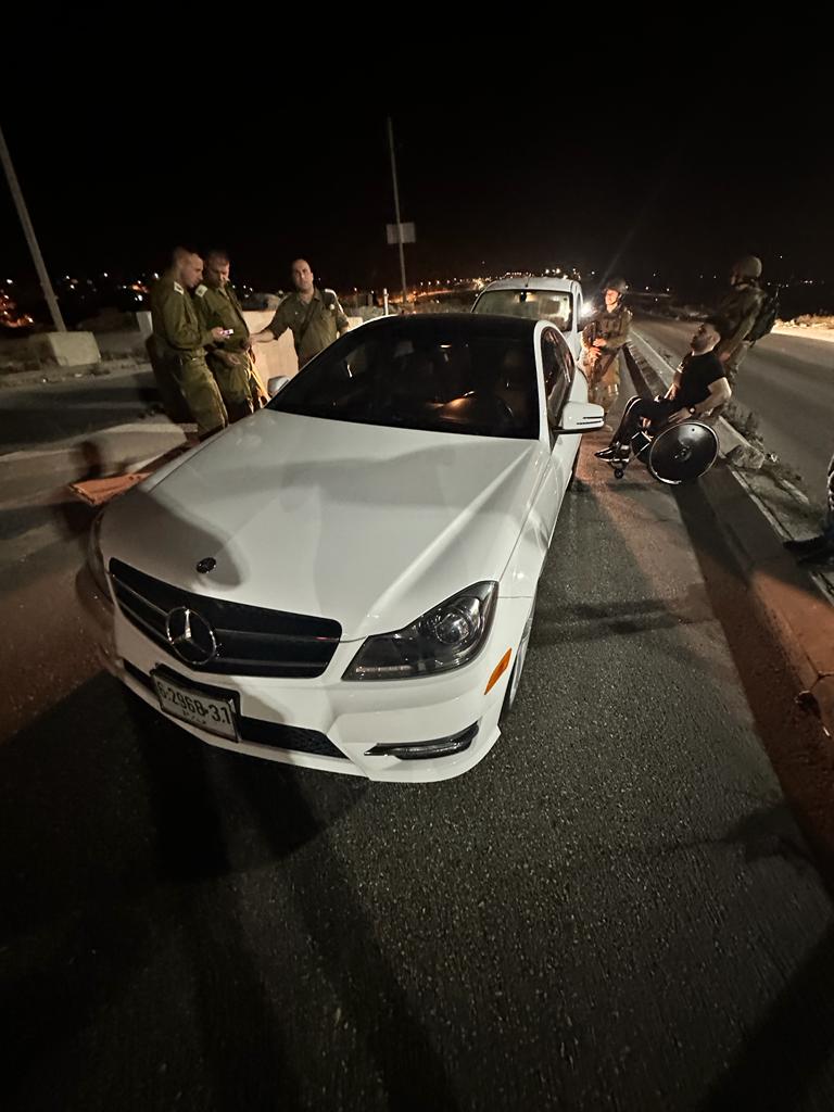 L’armée d’occupation contraint un Palestinien handicapé à descendre de sa voiture en la saisissant