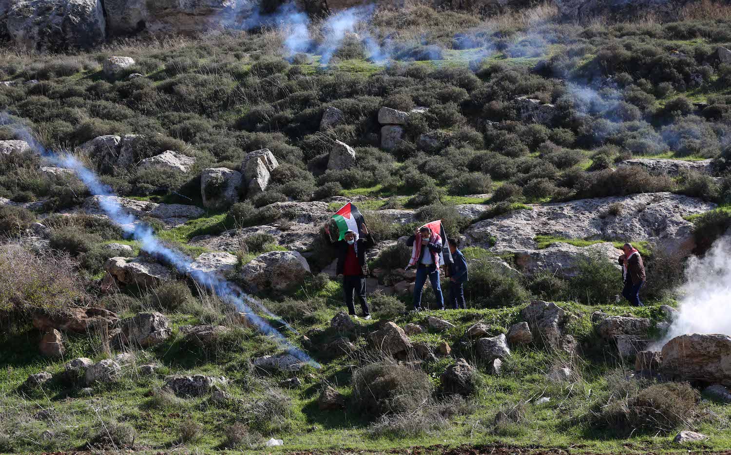 Des dizaines de Palestiniens blessés et étouffés par les forces d'occupation à Gaza