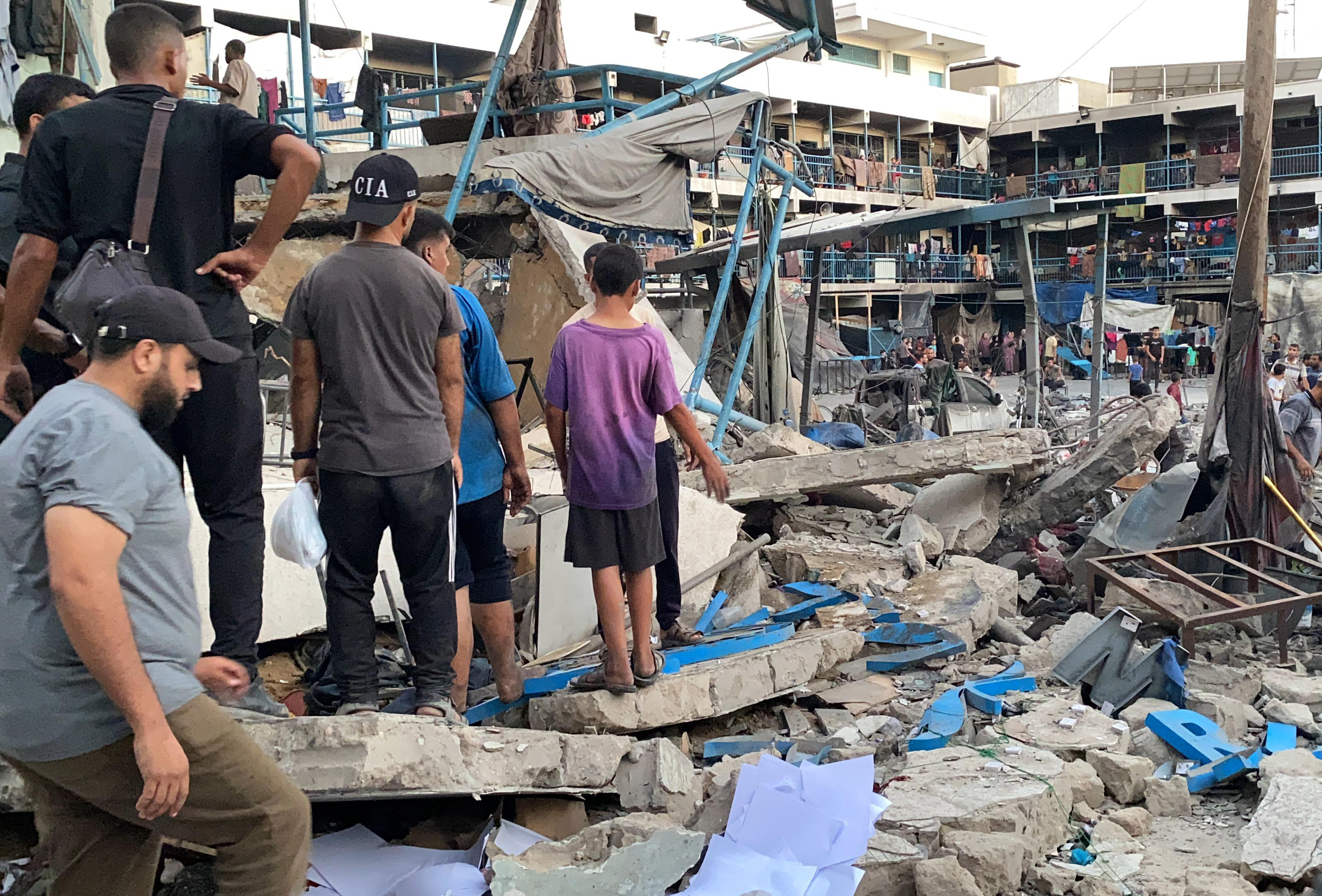 Lors d'une évacuation forcée des déplacés,  Israël tue, blesse et capture des Palestiniens à Beit Hanoun