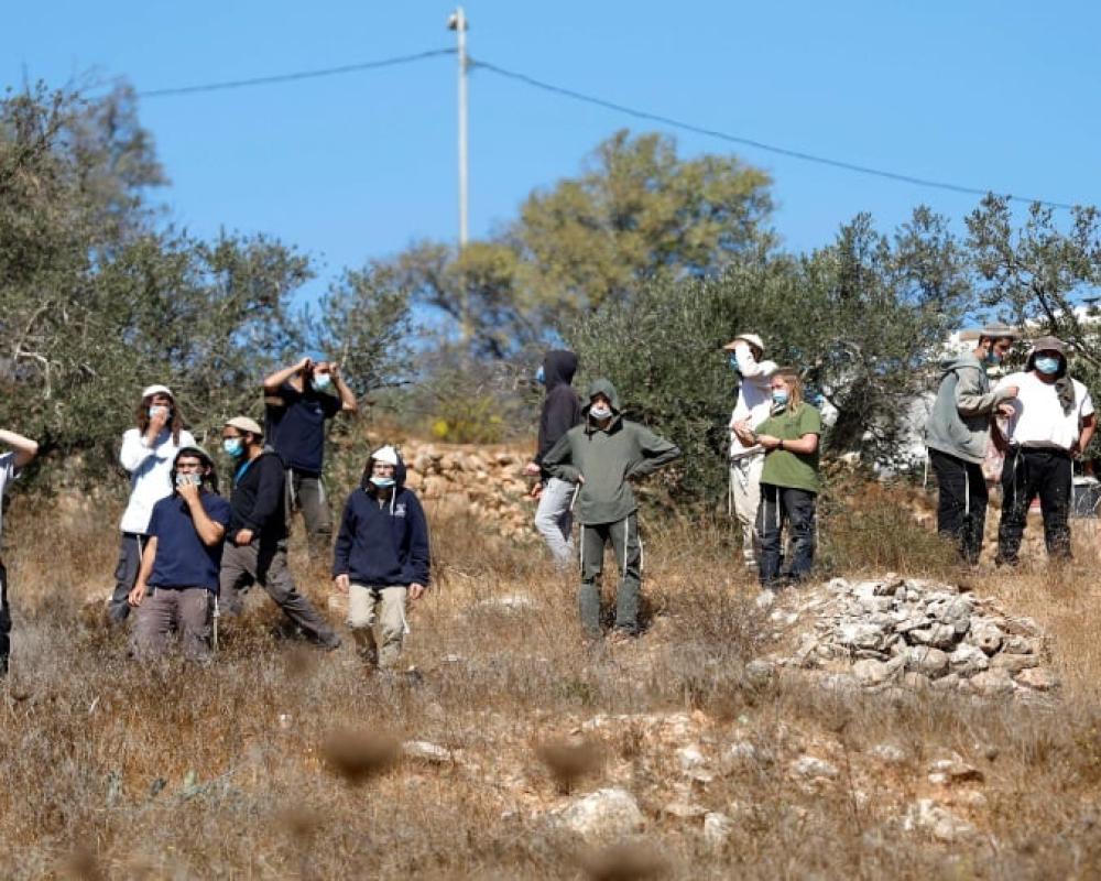 Des colons israéliens attaquent des cueilleurs d'olives palestiniens à l'est de Ramallah