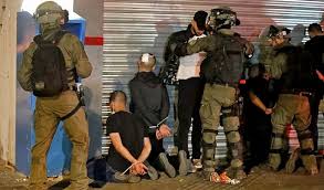 Les forces spéciales de l'armée d'occupation israélienne arrêtent plusieurs jeunes hommes à l'est de Bethléem