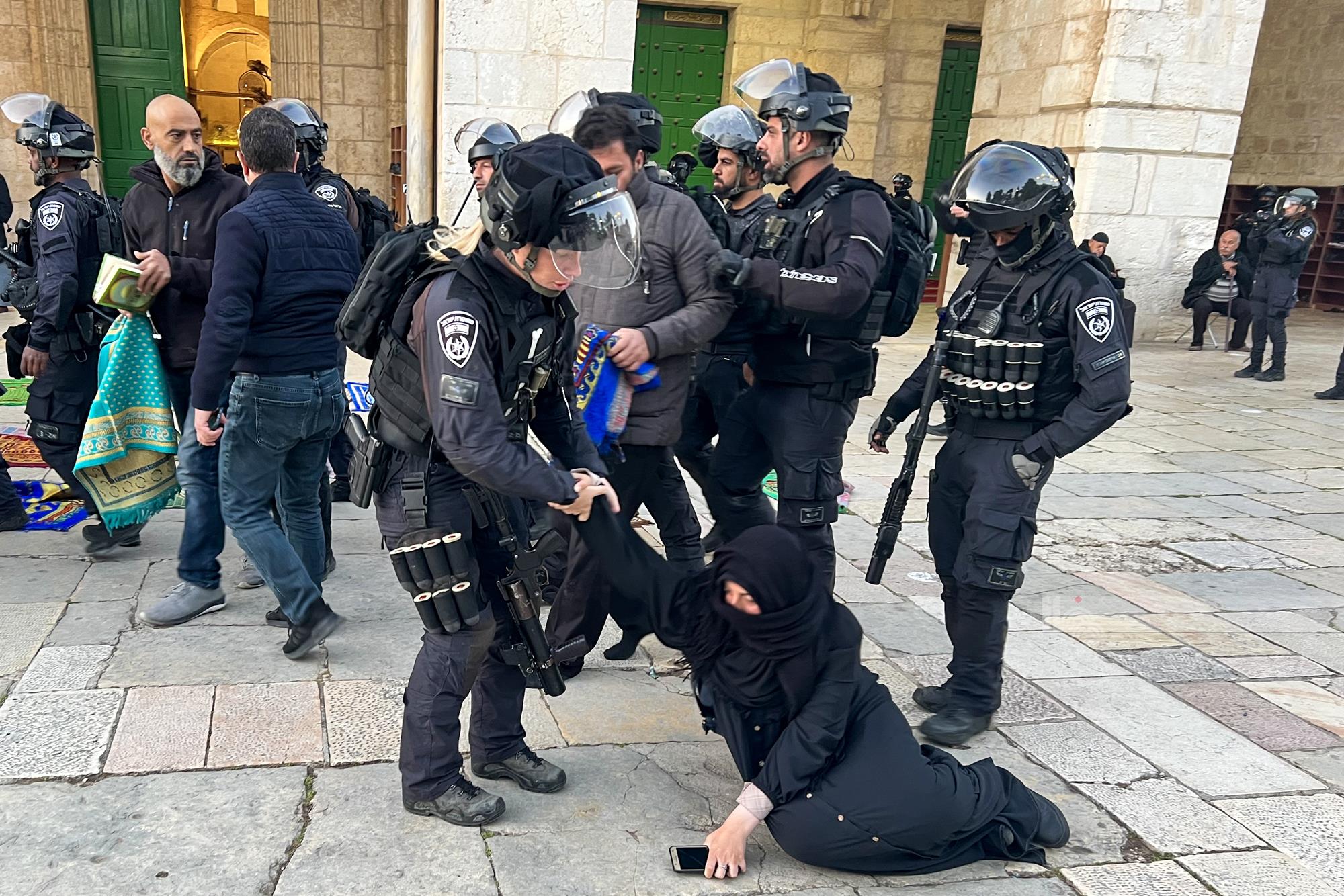 Les forces d'occupation agressent des fidèles à Jérusalem