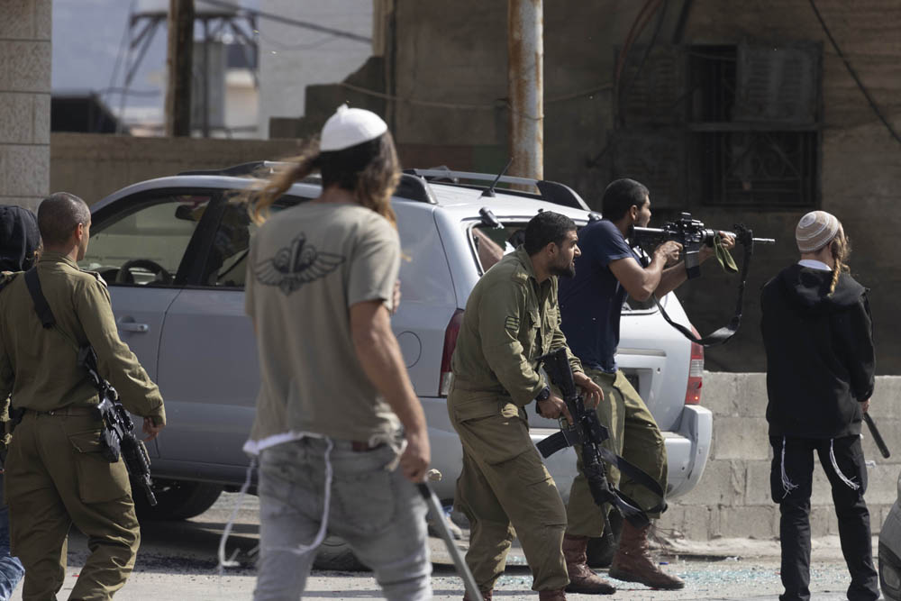 Le véhicule de deux juges Palestiniens attaqué et endommagé par des colons à Naplouse