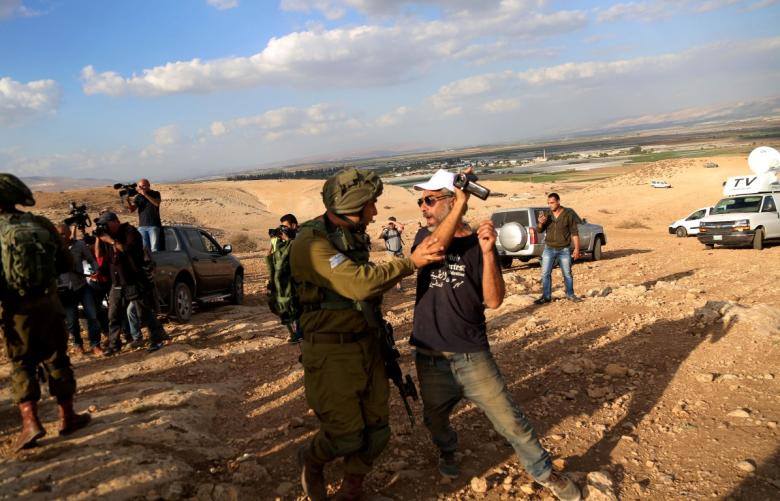 L’armée  israélienne arrête un agriculteur et un militant étranger près de Salfit