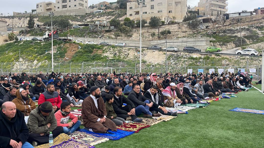 Des Palestiniens effectuent les prières à l’extérieur à Jabal Al-Mukabber pour protester contre les démolitions israéliennes de maisons