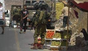 L'occupation saisit des légumes et des fruits sur les stands de vente dans le nord de la vallée du Jourdain